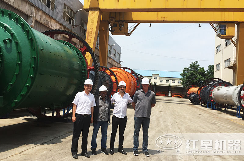 客戶到紅星機(jī)器廠區(qū)參觀考察設(shè)備 客戶到紅星機(jī)器廠區(qū)參觀考察設(shè)備